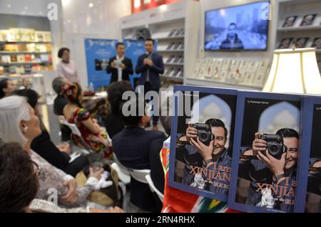 (150528) -- NEW YORK, 28 maggio 2015 -- foto scattata il 28 maggio 2015 mostra la versione inglese del libro i Am from Xinjiang on the Silk Road durante la sua cerimonia di lancio al BookExpo America 2015 a New York City, negli Stati Uniti. ) US-NEW YORK-BOOKEXPO-NEW BOOK-LAUNCH CEREMONY WangxLei PUBLICATIONxNOTxINxCHN 150528 New York maggio 28 2015 la foto scattata IL 28 2015 maggio mostra la versione inglese del libro i a From Xinjiang ON the Silk Road durante la sua cerimonia di lancio AL BookExpo America 2015 a New York City negli Stati Uniti New York BookExpo New Book Launch Ceremony Wangx Foto Stock