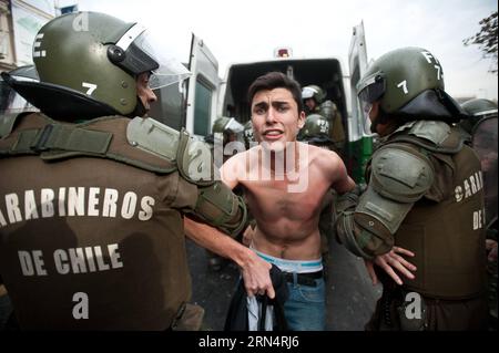 (150528) - SANTIAGO, 28 maggio 2015 - Uno studente viene arrestato dalla polizia antisommossa durante una manifestazione che chiede al governo di migliorare la qualità dell'istruzione pubblica a Santiago, capitale del Cile, il 28 maggio 2015. Jorge Villegas) (jg) (sss) CILE-SANTIAGO-SOCIETY-MARCH e JORGExVILLEGAS PUBLICATIONxNOTxINxCHN 150528 Santiago maggio 28 2015 uno studente VIENE arrestato dalla polizia antisommossa nel corso di una dimostrazione che chiede al governo di migliorare la qualità dell'istruzione pubblica a Santiago capitale del Cile IL 28 2015 maggio Jorge Villegas JG SSS Chile Santiago Society March e JORGExVILLEGAS PUBLICATIONx Foto Stock