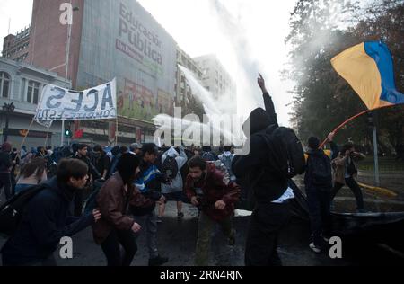 (150528) -- SANTIAGO, 28 maggio 2015 -- gli studenti si scontrano con la polizia antisommossa durante una manifestazione che chiede al governo di migliorare la qualità dell'istruzione pubblica a Santiago, capitale del Cile, il 28 maggio 2015. Jorge Villegas) (jg) (sss) CILE-SANTIAGO-SOCIETY-MARCH e JORGExVILLEGAS PUBLICATIONxNOTxINxCHN 150528 Santiago maggio 28 2015 gli studenti si scontrano con la polizia antisommossa durante una dimostrazione che chiede al governo di migliorare la qualità dell'istruzione pubblica a Santiago capitale del Cile IL 28 2015 maggio Jorge Villegas JG SSS Chile Santiago Society March e JORGExVILLEGAS PUBLICATIONXNOTxINCHN Foto Stock