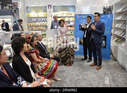 (150528) -- NEW YORK, 28 maggio 2015 -- Kurbanjan Samat (1st R), autore del libro i Am from Xinjiang on the Silk Road , partecipa alla cerimonia di lancio della versione inglese del libro al BookExpo America 2015 a New York City, negli Stati Uniti il 28 maggio 2015. ) US-NEW YORK-BOOKEXPO-NEW BOOK-LAUNCH CEREMONY WangxLei PUBLICATIONxNOTxINxCHN 150528 New York maggio 28 2015 Kurbanjan 1° r autore del Libro i a From Xinjiang ON the Silk Road partecipa alla cerimonia di lancio della versione inglese del libro AL BookExpo America 2015 a New York City gli Stati Uniti ON maggio 28 2015 New Y USA Foto Stock