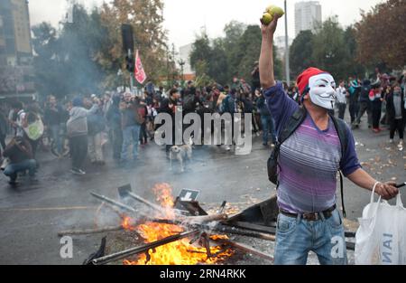 (150528) -- SANTIAGO, 28 maggio 2015 -- gli studenti si scontrano con la polizia antisommossa durante una manifestazione che chiede al governo di migliorare la qualità dell'istruzione pubblica a Santiago, capitale del Cile, il 28 maggio 2015. Jorge Villegas) (jg) (sss) CILE-SANTIAGO-SOCIETY-MARCH e JORGExVILLEGAS PUBLICATIONxNOTxINxCHN 150528 Santiago maggio 28 2015 gli studenti si scontrano con la polizia antisommossa durante una dimostrazione che chiede al governo di migliorare la qualità dell'istruzione pubblica a Santiago capitale del Cile IL 28 2015 maggio Jorge Villegas JG SSS Chile Santiago Society March e JORGExVILLEGAS PUBLICATIONXNOTxINCHN Foto Stock