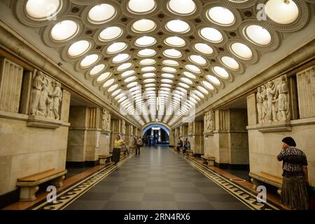 La foto scattata il 27 maggio 2015 mostra la stazione della metropolitana Elektrozavodskaya a Mosca, in Russia. Con grandi lampadari, decorazioni, statue, mosaici e pareti in marmo, la metropolitana di Mosca è considerata una delle metropolitane più belle del mondo. (Dzl) RUSSIA-MOSCA-FEATURE-SUBWAY JiaxYuchen PUBLICATIONxNOTxINxCHN la foto scattata IL 27 2015 maggio mostra la stazione della metropolitana Elektrozavodskaya a Mosca in Russia con grandi lampadari incisioni statue immagini mosaiche e muri di marmo la metropolitana di Mosca È considerata una delle più belle metropolitane del mondo dzl Russia Mosca presenta la metropolitana Jiax Foto Stock