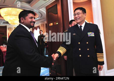 (150529) -- SINGAPORE, 29 maggio 2015 -- l'ammiraglio Sun Jianguo (R), vice capo di stato maggiore dell'Esercito Popolare Cinese di Liberazione (PLA), incontra Ruwan Wijewardene, ministro della difesa dello Sri Lanka, a margine del 14° dialogo Shangri-la a Singapore, il 29 maggio 2015. ) SINGAPORE-SHANGRI-LA DIALOG-CHINA-SRI LANKA-MEETING ThenxChihxWey PUBLICATIONxNOTxINxCHN 150529 Singapore maggio 29 2015 l'ammiraglio Sun Jianguo r Vice Capo di Stato maggiore dell'Esercito di Liberazione delle celebrità cinesi PLA incontra i Ministri della difesa dello Sri Lanka SULLA linea guida del XIV dialogo Shangri la a Singapore Foto Stock