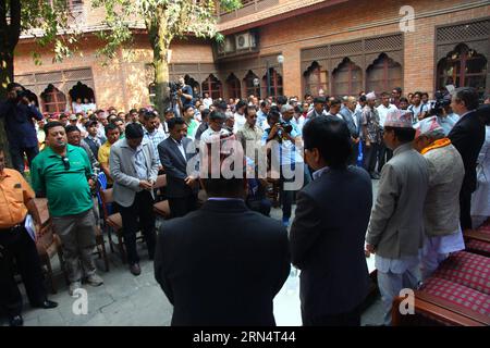 (150529) -- KATHMANDU, 29 maggio 2015 -- il popolo nepalese è in silenzio omaggio a tutti gli alpinisti che hanno perso vite durante le loro spedizioni sul Monte Qomolangma in occasione della giornata internazionale del Monte Qomolangma a Kathmandu, Nepal, 29 maggio 2015. La giornata internazionale del Monte Qomolangma viene celebrata ogni anno il 29 maggio per celebrare la data in cui Sir Edmund Hillary e Tenzing Norgay Sherpa conquistarono per la prima volta la vetta più alta del mondo. Le squadre di alpinismo hanno annullato le spedizioni dell'Everest anno dopo la distruzione dei percorsi sulla vetta più alta del mondo dopo valanghe e deva Foto Stock