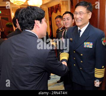 (150529) -- SINGAPORE, 29 maggio 2015 -- l'ammiraglio Sun Jianguo (R), vice capo di stato maggiore dell'Esercito Popolare Cinese di Liberazione (PLA), incontra Hideshi Tokuchi, vice ministro giapponese della difesa per gli affari internazionali, a margine del 14° dialogo Shangri-la a Singapore, il 29 maggio 2015. ) SINGAPORE-SHANGRI-LA DIALOG-CHINA-JAPAN-MEETING ThenxChihxWey PUBLICATIONxNOTxINxCHN 150529 Singapore maggio 29 2015 l'ammiraglio Sun Jianguo r Vice Capo di Stato maggiore dell'Esercito di Liberazione delle celebrità cinesi PLA incontra i Vice Ministri giapponesi della difesa per gli affari internazionali SULLA linea direttrice del Foto Stock