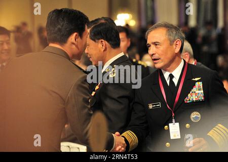 (150529) -- SINGAPORE, 29 maggio 2015 -- Comandante della flotta statunitense del Pacifico ammiraglio Harry Harris Jr. (R) partecipa all'indirizzo principale e alla cena di apertura del dialogo Shangril-la a Singapore, 29 maggio 2015. Il 14° Shangri-la Dialogue, ampiamente riconosciuto come il più importante vertice di difesa e sicurezza dell'Asia-Pacifico, è iniziato venerdì a Singapore. ) (lrz) SINGAPORE-14TH SHANGRI-LA DIALOG ThenxChihxWey PUBLICATIONxNOTxINxCHN 150529 Singapore maggio 29 2015 Comandante della flotta americana del Pacifico ammiraglio Harry Harris Jr r partecipa al discorso di apertura e alla cena di apertura del dialogo di la a Singapore, maggio 29 201 Foto Stock