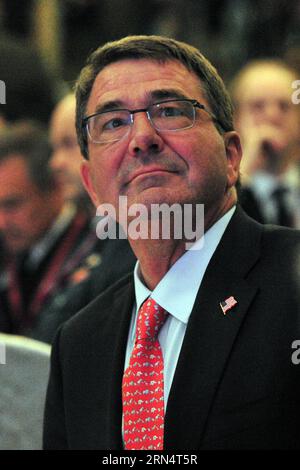 (150529) -- SINGAPORE, 29 maggio 2015 -- il segretario alla difesa degli Stati Uniti Ashton Carter partecipa al discorso di apertura e alla cena di apertura del dialogo Shangril-la a Singapore, 29 maggio 2015. Il 14° Shangri-la Dialogue, ampiamente riconosciuto come il più importante vertice di difesa e sicurezza dell'Asia-Pacifico, è iniziato venerdì a Singapore. ) (lrz) SINGAPORE-14TH SHANGRI-LA DIALOG ThenxChihxWey PUBLICATIONxNOTxINxCHN 150529 Singapore maggio 29 2015 il Segretario della difesa degli Stati Uniti Ashton Carter partecipa al discorso di apertura e alla cena di apertura del dialogo di la a Singapore maggio 29 2015 il 14th Shangri la Dialogue ampiamente recogni Foto Stock