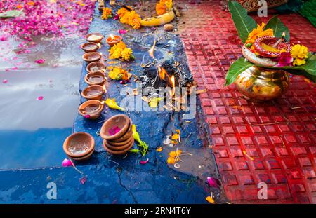 homa o havan a riva del fiume in india per rituali religiosi indù per dio durante il festival Foto Stock