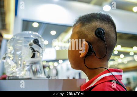 (150530) -- PECHINO, 30 maggio 2015 -- Un ragazzo guarda i prodotti artificiali della coclea durante una mostra dell'industria delle audizione al Beijing International Convention Center di Pechino, capitale della Cina, 30 maggio 2015. La mostra si tiene qui dal 30 maggio al 31 maggio. ) (Zwx) CHINA-BEIJING-AUDITION INDUSTRY EXHIBITION (CN) ShenxBohan PUBLICATIONxNOTxINxCHN 150530 Pechino maggio 30 2015 a Boy Watches Artificial Cochlea Products durante la Audition Industry Exhibition PRESSO il Beijing International Convention Center di Pechino capitale della Cina maggio 30 2015 The Exhibition IS Hero here from May 30 to May 31 zwx Foto Stock