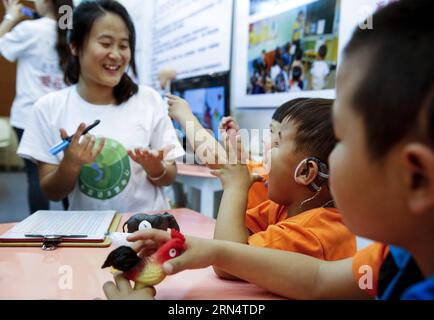 (150530) -- PECHINO, 30 maggio 2015 -- un espositore mostra come fare esercizi di guarigione di provini per bambini con attrezzature didattiche durante una mostra dell'industria delle audizioni al Beijing International Convention Center di Pechino, capitale della Cina, 30 maggio 2015. La mostra si tiene qui dal 30 maggio al 31 maggio. ) (Zwx) CHINA-BEIJING-AUDITION INDUSTRY EXHIBITION (CN) ShenxBohan PUBLICATIONxNOTxINxCHN 150530 Beijing May 30 2015 to Expoitor shows how to do Audition Healing Exercisions for Children with Teaching Equipment during to Audition Industry Exhibition AT the Beijing International Conventio Foto Stock