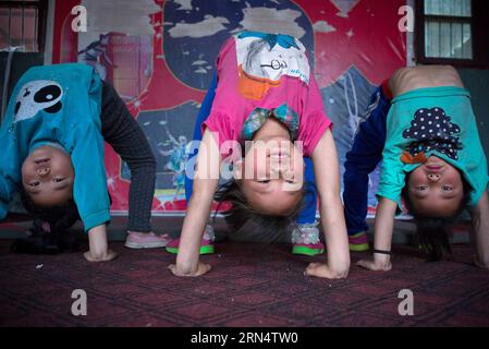 (150531) -- HEFEI, 31 maggio 2015 -- foto scattata il 26 maggio 2015 mostra i bambini che fanno esercizi acrobatici in una scuola di acrobazie nel villaggio di Sanwang, nella contea di Yingshang nella provincia di Anhui della Cina orientale. Fondata nel 2007, la scuola di acrobazie nel villaggio di Sanwang iscrive più di un centinaio di bambini ogni anno, che imparano acrobazie per guadagnarsi da vivere. ) (Zwx) CHINA-ANHUI-YINGSHANG-CHILDREN-ACROBATICS(CN) GuoxChen PUBLICATIONxNOTxINxCHN 150531 Hefei May 31 2015 la foto scattata IL 26 2015 maggio mostra i bambini che fanno esercizi acrobatici alla scuola di acrobatica del villaggio Ying Slope County of East China S.A. Foto Stock