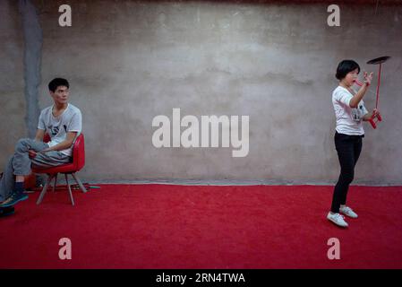 (150531) -- HEFEI, 31 maggio 2015 -- foto scattata il 26 maggio 2015 mostra il quattordicenne Wang Rui (R) che fa esercizi acrobatici in una scuola di acrobazie nel villaggio di Sanwang, nella contea di Yingshang nella provincia di Anhui della Cina orientale. Fondata nel 2007, la scuola di acrobazie nel villaggio di Sanwang iscrive più di un centinaio di bambini ogni anno, che imparano acrobazie per guadagnarsi da vivere. ) (Zwx) CHINA-ANHUI-YINGSHANG-CHILDREN-ACROBATICS(CN) GuoxChen PUBLICATIONxNOTxINxCHN 150531 Hefei maggio 31 2015 la foto scattata IL 26 2015 maggio mostra il quattordicenne Wang Rui r che fa esercizi acrobatici alla scuola di acrobatica nel villaggio di Ying Foto Stock