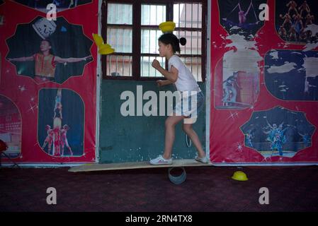 (150531) -- HEFEI, 31 maggio 2015 -- foto scattata il 26 maggio 2015 mostra il bambino di nove anni Jin Jiayi che fa esercizi acrobatici in una scuola di acrobazia nel villaggio di Sanwang, nella contea di Yingshang, nella provincia di Anhui della Cina orientale. Fondata nel 2007, la scuola di acrobazie nel villaggio di Sanwang iscrive più di un centinaio di bambini ogni anno, che imparano acrobazie per guadagnarsi da vivere. ) (Zwx) CHINA-ANHUI-YINGSHANG-CHILDREN-ACROBATICS(CN) GuoxChen PUBLICATIONxNOTxINxCHN 150531 Hefei maggio 31 2015 la foto scattata IL 26 2015 maggio mostra Jin Jiayi di nove anni che svolge esercizi acrobatici nella scuola di acrobatica del villaggio di Ying Foto Stock