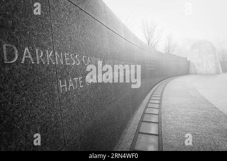 WASHINGTON DC, Stati Uniti d'America - una lapide in granito presso il memoriale di Martin Luther King sulle rive del bacino di marea a Washington DC su un freddo inverno nebbia di mattina. Si tratta di una citazione da MLK che legge '"tenebre non può guidare fuori dall'oscurità: solo la luce può farlo. L odio non è in grado di estrarre l'odio: solo l amore può farlo". Foto Stock