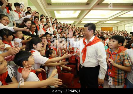 (150601) -- PECHINO, 1 giugno 2015 -- il presidente cinese Xi Jinping incontra i rappresentanti che partecipano al VII Congresso Nazionale dei giovani pionieri cinesi a Pechino, capitale della Cina, 1 giugno 2015. Anche l'alto leader del Partito Comunista Cinese Liu Yunshan si unì all'incontro. ) (Wjq) CHINA-BEIJING-XI JINPING-CHINESE YOUNG PIONEERS-MEETING (CN) MaxZhancheng PUBLICATIONxNOTxINxCHN 150601 Pechino 1 giugno 2015 il presidente cinese Xi Jinping incontra i rappresentanti che partecipano al VII Congresso nazionale dei giovani pionieri cinesi a Pechino capitale cinese 1 giugno 2015 Senior leader di T Foto Stock