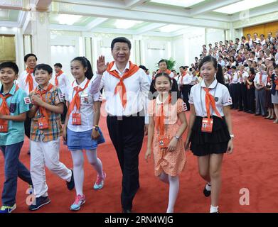 (150601) -- PECHINO, 1 giugno 2015 -- il presidente cinese Xi Jinping (fronte 3rd R) e il leader senior del Partito Comunista Cinese Liu Yunshan incontrano i rappresentanti che partecipano al 7 ° Congresso Nazionale dei giovani pionieri cinesi (CYP) a Pechino, capitale della Cina, 1 giugno 2015. Il 7° congresso nazionale della CYP ha aperto qui lunedì. ) (Wjq) CHINA-BEIJING-XI JINPING-CHINESE YOUNG PIONEERS-MEETING (CN) WangxYe PUBLICATIONxNOTxINxCHN 150601 Pechino 1 giugno 2015 il presidente cinese Xi Jinping 3rd r Front e Senior leader del Partito Comunista Cinese Liu Yunshan incontra i rappresentanti att Foto Stock