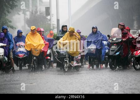 (150602) -- NANCHINO, 2 giugno 2015 -- i residenti attendono i semafori sotto la pioggia ad un incrocio a Nanchino, capitale della provincia di Jiangsu della Cina orientale, 2 giugno 2015. Il National Meteorological Center ha emesso un avvertimento giallo per la pioggia torrenziale attraverso il medio e basso corso del fiume Yangtze il martedì. ) (wyo) CHINA-WEATHER-HEAVY RAIN (CN) YanxMinhang PUBLICATIONxNOTxINxCHN 150602 Nanjing 2 giugno 2015 i residenti attendono i semafori sotto pioggia in un attraversamento a Nanjing capitale della provincia di Jiangsu Della Cina orientale 2 giugno 2015 il Centro meteorologico nazionale ha emesso un avvertimento giallo per la torrenziale Foto Stock