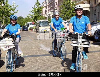 (150603) -- PECHINO, 3 giugno 2015 -- Shin Young-soo (1st R), direttore regionale della regione del Pacifico occidentale dell'Organizzazione Mondiale della Sanità (OMS), e Bernhard Schwartlaender (2nd R), rappresentante della regione del Pacifico occidentale dell'Organizzazione Mondiale della Sanità, pedala in bicicletta su una strada in un'attività per promuovere la settimana dell'ambiente e della salute a Pechino, capitale della Cina, 3 giugno 2015. ) CHINA-BEIJING-OMS OFFICIALS-EVENT (CN) PanxXu PUBLICATIONxNOTxINxCHN 150603 Pechino 3 giugno 2015 Shin Young Soo 1° r Direttore regionale per la regione del Pacifico occidentale dell'Organizzazione Mondiale della Sanità OMS e BE Foto Stock