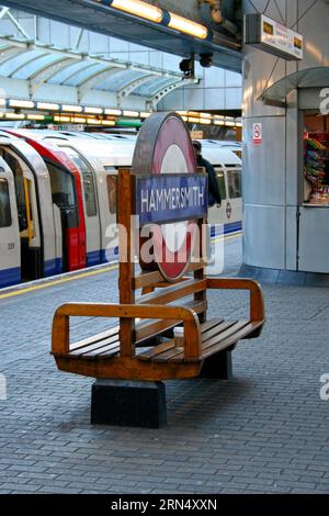 Londra, Inghilterra - 02 febbraio 2007: Piattaforma della metropolitana di Hammersmith vuota vicino a un chiosco stampa. Foto Stock