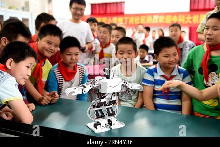 (150604) -- HEFEI, 4 giugno 2015 -- gli studenti guardano un robot ballare alla Huafu Junyuan Primary School di Hefei, capitale della provincia di Anhui della Cina orientale, 4 giugno 2015. Un team di robot dell'Università della Scienza e della tecnologia della Cina è stato invitato alla scuola per mostrare i loro robot agli studenti. ) (mp) CHINA-ANHUI-HEFEI-SCHOOL-ROBOT (CN) LiuxJunxi PUBLICATIONxNOTxINxCHN Hefei 4 giugno 2015 gli studenti guardano un robot danzare ALLA Huafu Junyuan Primary School a Hefei capitale della provincia di Anhui della Cina orientale 4 giugno 2015 un robot Team dell'Università di Scienza e tecnologia della Cina cosa Foto Stock