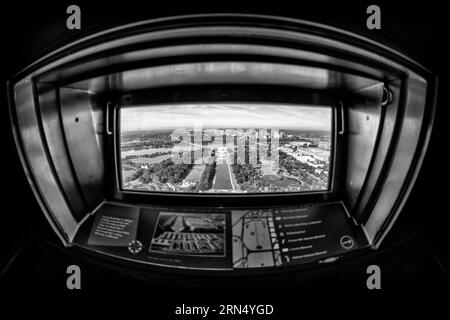 WASHINGTON DC, Stati Uniti d'America - La vista da una delle finestre nella parte superiore del Monumento di Washington, che affaccia sulla piscina riflettente e il Lincoln Memorial verso Arlington Memorial Bridge e Arlington, VA. Il Monumento di Washington sorge a oltre 555 piedi (169 metri) al centro del National Mall di Washington DC. Esso è stato completato nel 1884 e ha subito un esteso rinnovo nel 2012-13 dopo un terremoto danneggiato alcuni della struttura. Foto Stock