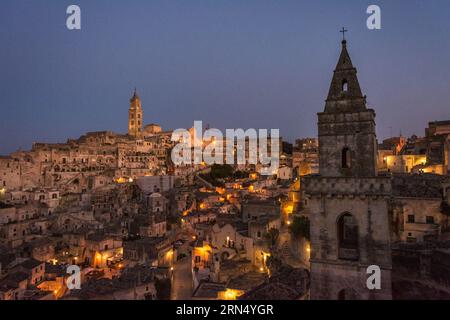 Vista notturna della città di Matera, Basilicata, Italia - fascino storico del quartiere dei Sassi di Matera Foto Stock