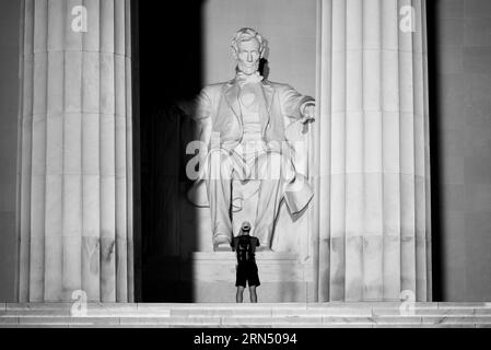 WASHINGTON, DC - il Lincoln Memorial si trova all'estremità occidentale del National Mall di Washington DC. Si affaccia direttamente ad est verso il Washington Monument e il Campidoglio degli Stati Uniti. Progettata nella forma di un tempio neoclassico, la sua camera principale è dominata da una grande statua di un presidente seduto Abraham Lincoln. Fu progettato da Daniel Chester French e completato nel 1920. Il Lincoln Memorial è stato dedicato nel maggio 1922. Foto Stock