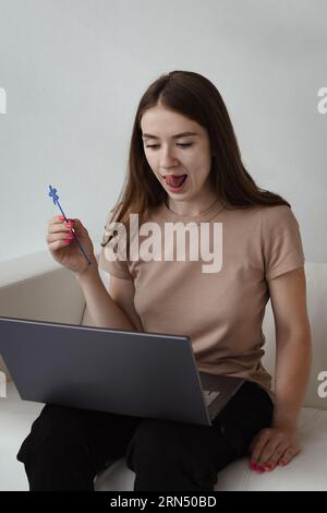 Il logoterapista lavora con un bambino in remoto. Terapia del linguaggio a distanza Foto Stock