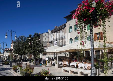 Zona pedonale con ristoranti nel centro storico di grado, Friuli Venezia Giulia, Italia Foto Stock