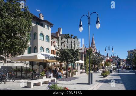 Zona pedonale con ristoranti nel centro storico di grado, Friuli Venezia Giulia, Italia Foto Stock