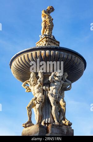 Fontana di Samson in Piazza Premysl Otakar II nella storica città vecchia di Ceske Budejovice, 'eské Bud'jovice, Boemia del Sud, Repubblica Ceca, Europa Foto Stock