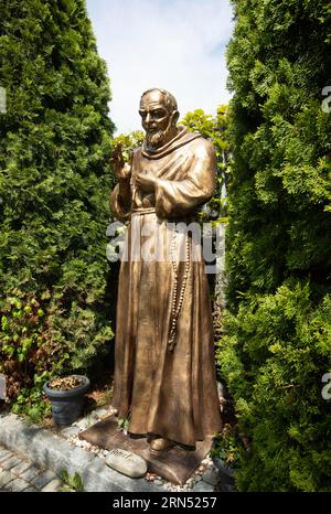 Statua di padre Pio di fronte alla chiesa di pellegrinaggio Maria Himmelfahrt a Sammarei, Klosterwinkel, Ortenburg, bassa Baviera, Germania Foto Stock