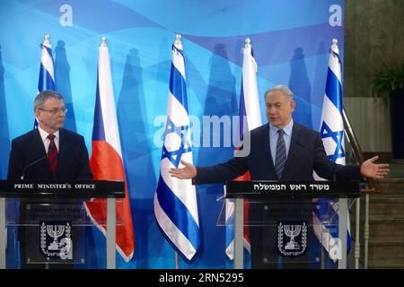 Il primo ministro israeliano Benjamin Netanyahu (R) tiene una conferenza stampa con il ministro degli Esteri ceco Lubomir Zaoralek in visita a Gerusalemme, l'8 giugno 2015. Lunedì il primo ministro israeliano Benjamin Netanyahu ha invitato i palestinesi ad avviare colloqui di pace diretti a tempo indeterminato con Israele senza precondizioni. Parlando ai giornalisti prima di incontrare il ministro degli Esteri ceco Lubomir Zaoralek, Netanyahu ha affermato che Israele sostiene la soluzione dei due Stati al suo conflitto con i palestinesi e ha accusato quest'ultimo di essersi rifiutato di negoziare con Israele nell'ultimo decennio. /POOL/Marc Israel Sellem) (zjy) mi Foto Stock