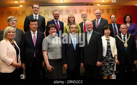 Il ministro degli Esteri cinese Wang Yi (C, davanti) e l'ambasciatore cinese in Gran Bretagna Liu Xiaoming (2° L, davanti) si mettono in posa per una foto di gruppo con gli ospiti durante una cerimonia di inaugurazione a Belfast, in Gran Bretagna, l'8 giugno 2015. Wang Yi lunedì ha inaugurato l'ultimo consolato generale della Cina qui a Belfast, capitale della regione britannica dell'Irlanda del Nord. (Zjy) GRAN BRETAGNA-BELFAST-CONSOLATO CINESE INAUGURAZIONE GENERALE HanxYan PUBLICATIONxNOTxINxCHN i Ministri degli Esteri cinesi Wang Yi C Front e l'Ambasciatore Cinese in Gran Bretagna Liu Xiao Ming 2° l Front posa per una foto di gruppo con gli ospiti durante la cerimonia di INAUGURAZIONE i Foto Stock