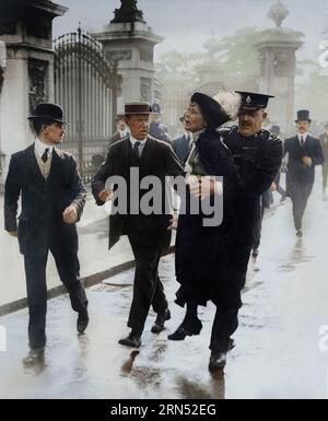 Il leader del movimento Suffragette delle Donne, la signora Emmeline Pankhurst è arrestata dal sovrintendente Rolfe fuori Buckingham Palace, Londra, durante la prova Foto Stock