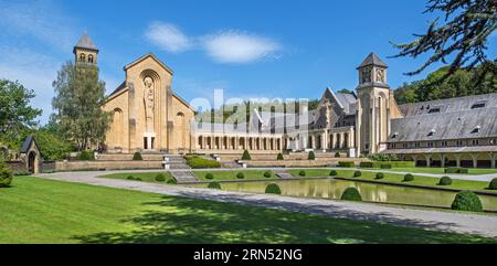 Abbazia di Orval / Abbaye Notre-Dame d'Orval, cortile del nuovo monastero cistercense a Villers-devant-Orval, Florenville, Lussemburgo, Vallonia, Belgio Foto Stock