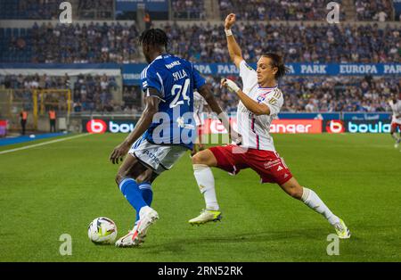 Maxence CAQUERET (Olympique Lyon) (destra) affronta Abakar SYLLA (Racing Strasbourg) Foto Stock