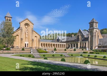 Abbazia di Orval / Abbaye Notre-Dame d'Orval, cortile del nuovo monastero cistercense a Villers-devant-Orval, Florenville, Lussemburgo, Vallonia, Belgio Foto Stock