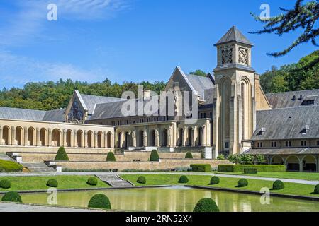 Abbazia di Orval / Abbaye Notre-Dame d'Orval, chiostro del nuovo monastero cistercense a Villers-devant-Orval, Florenville, Lussemburgo, Vallonia, Belgio Foto Stock