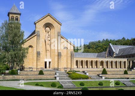 Abbazia di Orval / Abbaye Notre-Dame d'Orval, cortile del nuovo monastero cistercense a Villers-devant-Orval, Florenville, Lussemburgo, Vallonia, Belgio Foto Stock