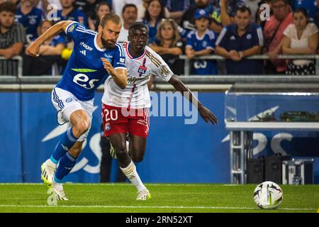 Sael KUMBEDI (Olympique Lyon) (destra) affronta Thomas DELAINE (Racing Strasbourg) Foto Stock