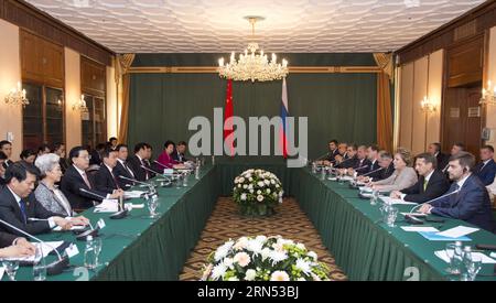 (150610) -- MOSCA, 10 giugno 2015 -- Zhang Dejiang (3rd L, fronte), presidente del Comitato permanente del Congresso nazionale del popolo cinese, partecipa alla prima sessione del comitato di cooperazione degli organi legislativi della Cina e della Russia a Mosca, in Russia, 9 giugno 2015. ) (Zwx) RUSSIA-CINA-ZHANG DEJIANG-MEETING XiexHuanchi PUBLICATIONxNOTxINxCHN Mosca 10 giugno 2015 Zhang Dejiang 3rd l Front Presidente del Comitato Thing del Congresso Nazionale delle celebrità della Cina partecipa alla prima sessione del Comitato di cooperazione della Cina e degli organi legislativi della Russia a Mosca Russia 9 giugno 2015 zwx Foto Stock