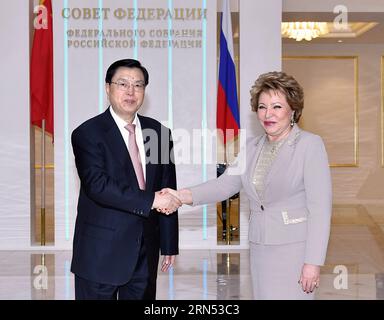 (150610) -- MOSCA, 10 giugno 2015 -- Zhang Dejiang (L), presidente del Comitato permanente del Congresso nazionale del popolo cinese, stringe la mano a Valentina Matviyenko, presidente del Consiglio federale russo, a Mosca, in Russia, 9 giugno 2015. ) (Zwx) RUSSIA-CINA-ZHANG DEJIANG-MATVIYENKO-TALKS LixTao PUBLICATIONxNOTxINxCHN Mosca 10 giugno 2015 Zhang Dejiang l Presidente del Congresso delle celebrità nazionali cinesi Shakes la mano con Valentina Matviyenko Presidente del Consiglio della Federazione russa a Mosca Russia 9 giugno 2015 zwx Russia Cina Zhang Dejiang Matviyenko Talks L Foto Stock