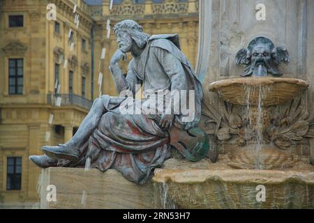 Scultura del paroliere e poeta medievale Walther von der Vogelweide, Frankoniabrunnen costruito nel 1894, goccia d'acqua, sfocatura del movimento, sfocatura, getto d'acqua, scivoli d'acqua Foto Stock