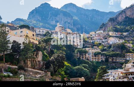 Vista di un villaggio sulla scogliera, Positano, Costiera Amalfitana, Penisola Sorrentina, Provincia di Salerno, Campania, Italia meridionale, Italia Foto Stock