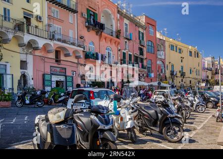 Case tipiche sul lungomare del porto peschereccio di Marina grande, Procida, Isole Flegrei, Golfo di Napoli, Campania, Italia meridionale, Italia, E. Foto Stock