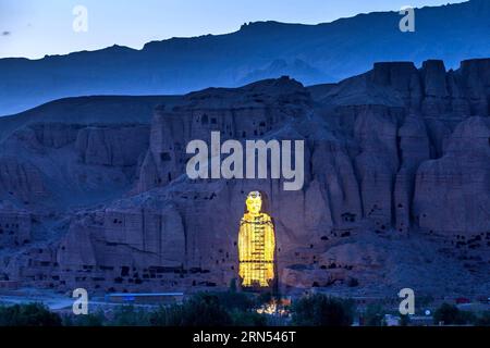 (150612) -- KABUL, 12 giugno 2015 -- foto scattata il 7 giugno 2015 mostra la proiezione del Buddha di Bamyan nella provincia di Bamyan, Afghanistan centrale. Una coppia cinese, e Liang Hong, hanno proiettato con successo l'immagine del Buddha più alto nella Valle di Bamyan il 6 e 7 giugno, utilizzando le più recenti tecnologie a misura di reliquie culturali, suscitando il plauso della gente del posto. I due Buddha Bamyan sono stati bombardati e distrutti a terra dai talebani nel 2001, nonostante gli appelli della comunità internazionale). AFGHANISTAN-BAMYAN-BAMYAN BUDDHA-IMMAGINE PROIEZIONE ZhangxXinyu PUBLICATIONxNOTxINxCHN 150612 Kabul giugno Foto Stock