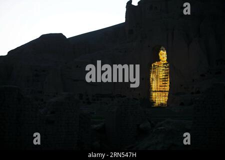 (150612) -- KABUL, 12 giugno 2015 -- foto scattata il 7 giugno 2015 mostra la proiezione del Buddha di Bamyan nella provincia di Bamyan, Afghanistan centrale. Una coppia cinese, e Liang Hong, hanno proiettato con successo l'immagine del Buddha più alto nella Valle di Bamyan il 6 e 7 giugno, utilizzando le più recenti tecnologie a misura di reliquie culturali, suscitando il plauso della gente del posto. I due Buddha Bamyan sono stati bombardati e distrutti a terra dai talebani nel 2001, nonostante gli appelli della comunità internazionale). AFGHANISTAN-BAMYAN-BAMYAN BUDDHA-IMMAGINE PROIEZIONE ZhangxXinyu PUBLICATIONxNOTxINxCHN 150612 Kabul giugno Foto Stock