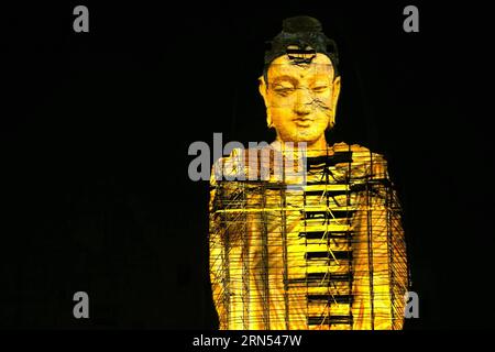 (150612) -- KABUL, 12 giugno 2015 -- foto scattata il 7 giugno 2015 mostra la proiezione del Buddha di Bamyan nella provincia di Bamyan, Afghanistan centrale. Una coppia cinese, e Liang Hong, hanno proiettato con successo l'immagine del Buddha più alto nella Valle di Bamyan il 6 e 7 giugno, utilizzando le più recenti tecnologie a misura di reliquie culturali, suscitando il plauso della gente del posto. I due Buddha Bamyan sono stati bombardati e distrutti a terra dai talebani nel 2001, nonostante gli appelli della comunità internazionale). AFGHANISTAN-BAMYAN-BAMYAN BUDDHA-IMMAGINE PROIEZIONE ZhangxXinyu PUBLICATIONxNOTxINxCHN 150612 Kabul giugno Foto Stock