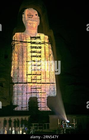 (150612) -- KABUL, 12 giugno 2015 -- foto scattata il 7 giugno 2015 mostra la proiezione del Buddha di Bamyan nella provincia di Bamyan, Afghanistan centrale. Una coppia cinese, e Liang Hong, hanno proiettato con successo l'immagine del Buddha più alto nella Valle di Bamyan il 6 e 7 giugno, utilizzando le più recenti tecnologie a misura di reliquie culturali, suscitando il plauso della gente del posto. I due Buddha Bamyan sono stati bombardati e distrutti a terra dai talebani nel 2001, nonostante gli appelli della comunità internazionale). AFGHANISTAN-BAMYAN-BAMYAN BUDDHA-IMMAGINE PROIEZIONE ZhangxXinyu PUBLICATIONxNOTxINxCHN 150612 Kabul giugno Foto Stock